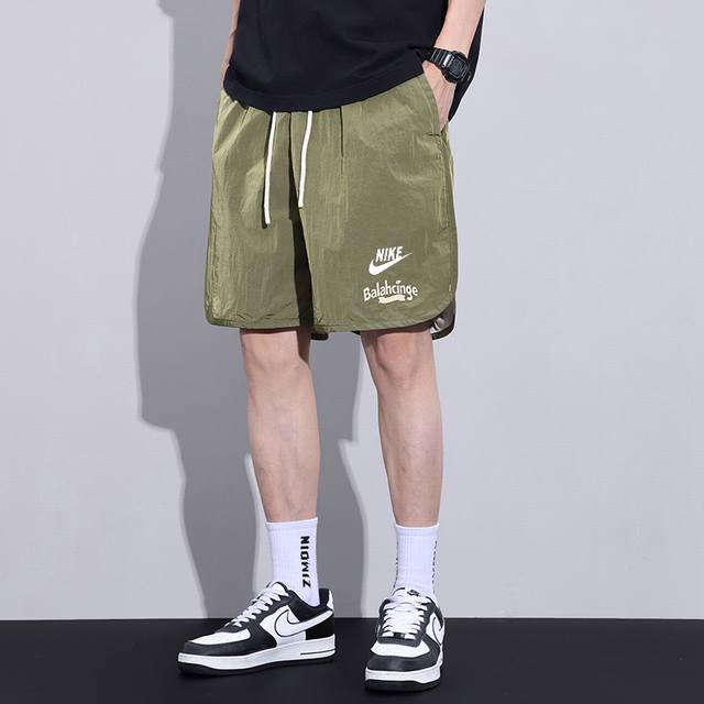 Nike 耐克2024夏季新款速干五分裤短裤，精致m，男女同款，小红书 Ins 抖音爆款，超人气单品，经典logo，版型好看，上身有型，修饰完美身形，精致裁剪，