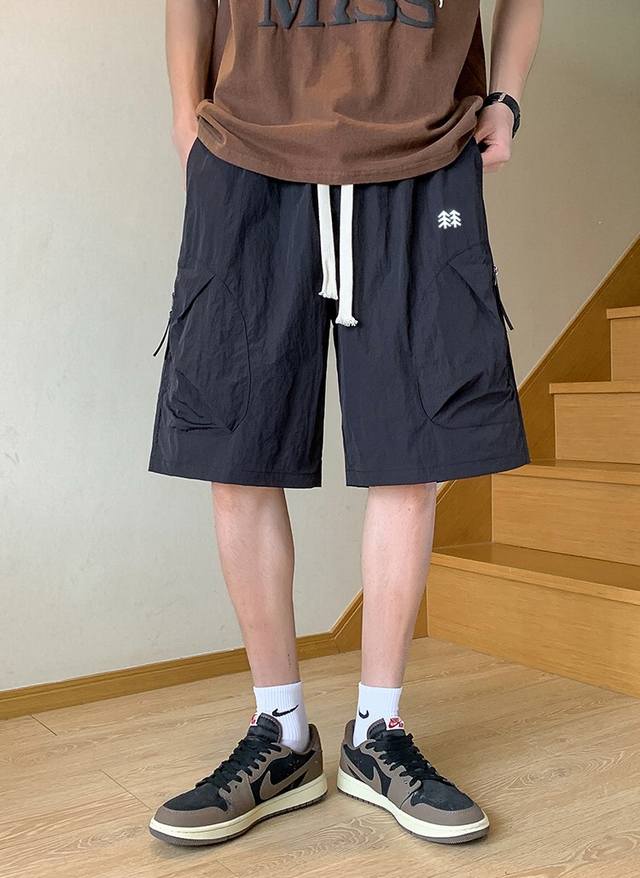 Kolonsport 可隆 24Ss夏季4色梭织薄款防水透气宽松运动休闲工装户外短裤。 高品质梭织面料 ，柔软亲肤 ，不起球， 个性百搭 ，立体裁剪版型合身，不
