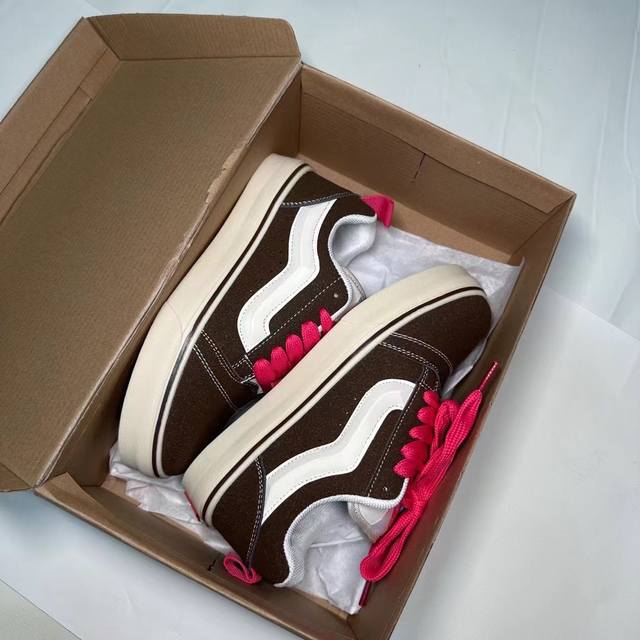 万斯面包鞋热销版第一,原盒真标 万斯 Vans Knu-Skool 粽粉面包鞋 36-44码数 男女现货.