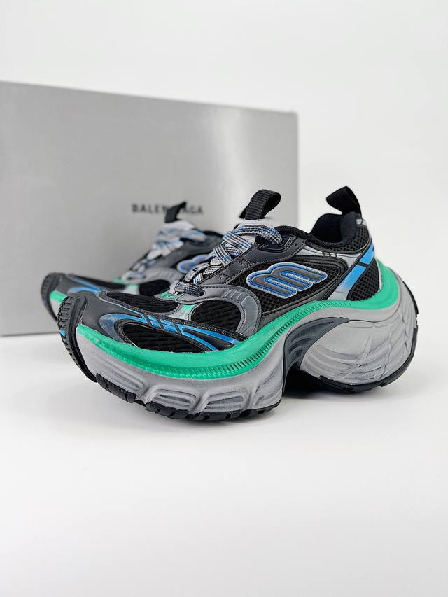 Balenciaga Cargo Sneaker 10Xl 巴黎世家 Balenciaga 2024 秋季大秀拉开帷幕，又一双更为夸张的鞋运动鞋正式亮相，真真是