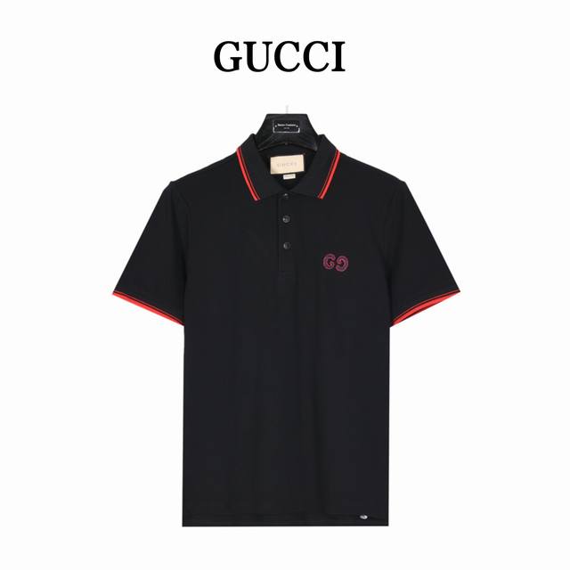 Gucci 古驰24Ss 双g刺绣黑红条纹短袖polo衫 选用棉质珠地网眼布打造，定制材质260G长绒棉。 衣领为双系统提花定织扁机制成，有弹性，不变形。 衣服