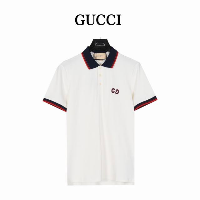 Gucci 古驰24Ss 双g刺绣黑红条纹短袖polo衫 选用棉质珠地网眼布打造，定制材质260G长绒棉。 衣领为双系统提花定织扁机制成，有弹性，不变形。 衣服