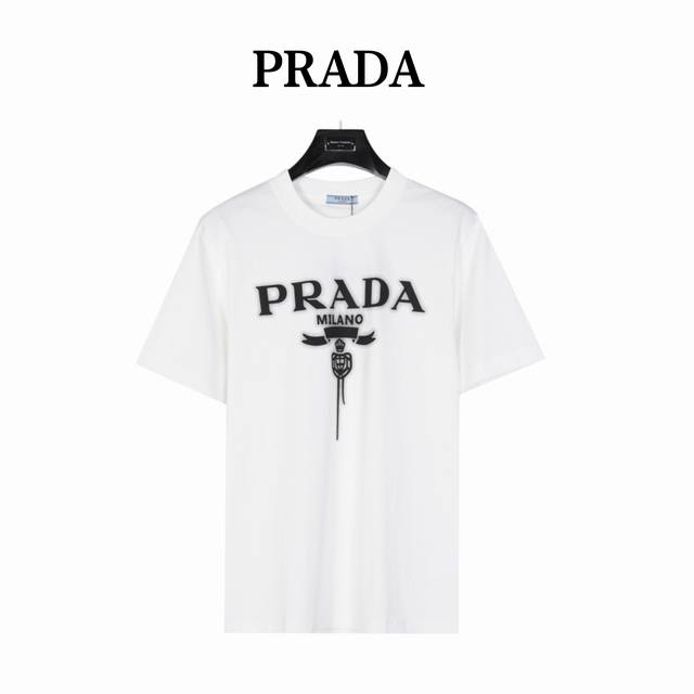 Prada 普拉达 24Ss 字母徽标模糊印花短袖t恤 采用定制定染高克重240精梳棉原版面料， 1-1工艺制作，合身版型，男女同款，区别市场通货版本， 胸前字