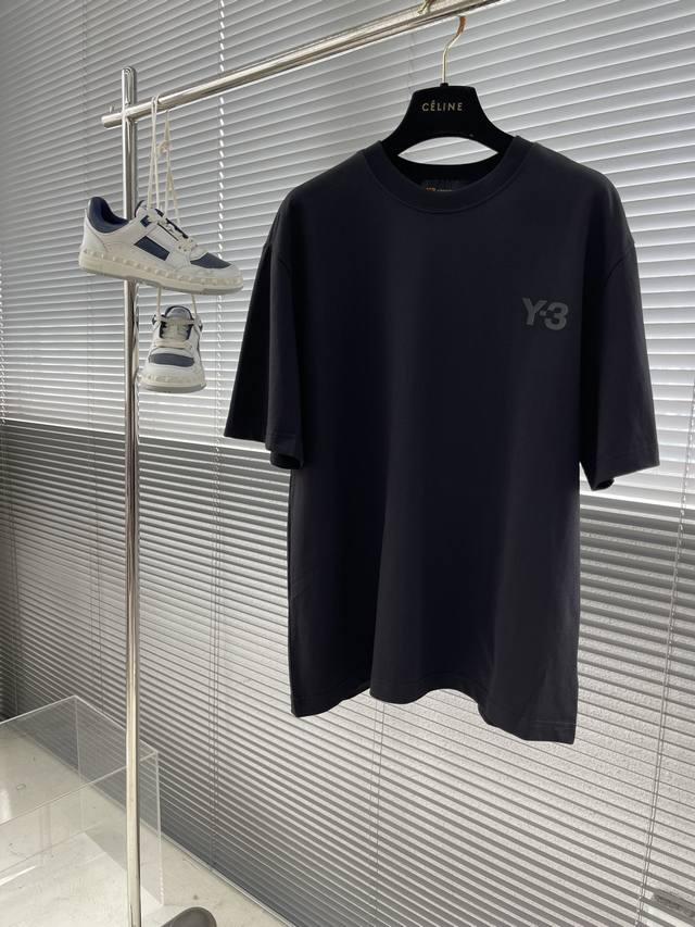Y-3 24夏季新款短袖t恤，重磅40支双纱精梳棉 上身柔软舒适贴身耐穿，体现高品质。手感细腻柔软！呈现休闲裁剪，上身版型超赞。 尺码s Xxl