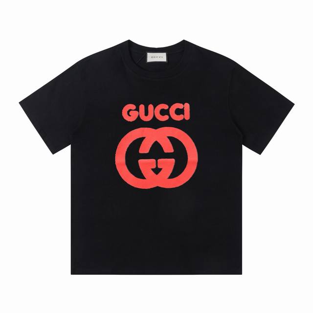 Gucci 古驰24Ss新款logo印花短袖t恤 采用百分百270克纯棉面料，质感柔软顺滑 采用进口专机高温热固油墨丝网印花，看得到的立体层次，设计上则极其简约