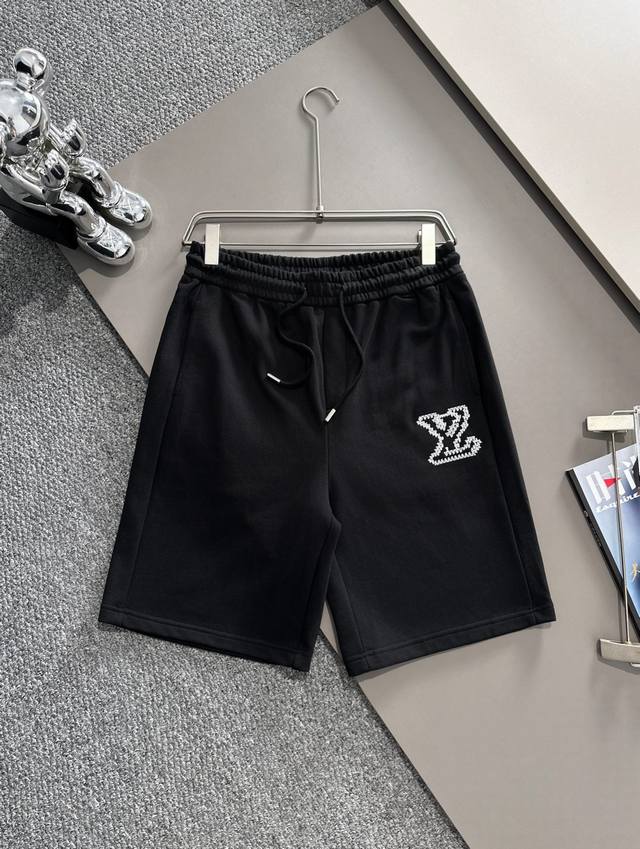 Lv2024小标刺绣短裤，潮流简约款细致工艺专柜面料，经典元素融合打造，经典短袖3标齐全，无论是上身舒适度还是都是无可比拟的存在，可以说是夏日必备 颜色:黑色