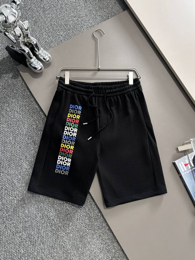 迪奥2024经典发泡logo标识短裤，潮流简约款细致工艺专柜面料，经典元素融合打造，经典短袖3标齐全，无论是上身舒适度还是都是无可比拟的存在，可以说是夏日必备