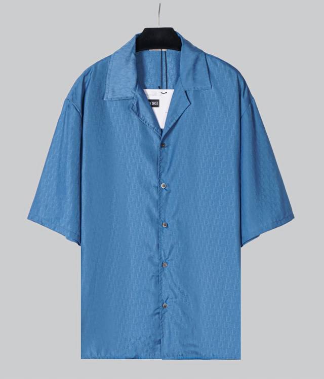 1套不拆 ④新款ing 此款短袖恤衫為 2024 Dior Beach 限定系列的作品之一，呈現品牌的旗艦 Di*R Oblique 主題圖案。以藍色絲綢和棉質