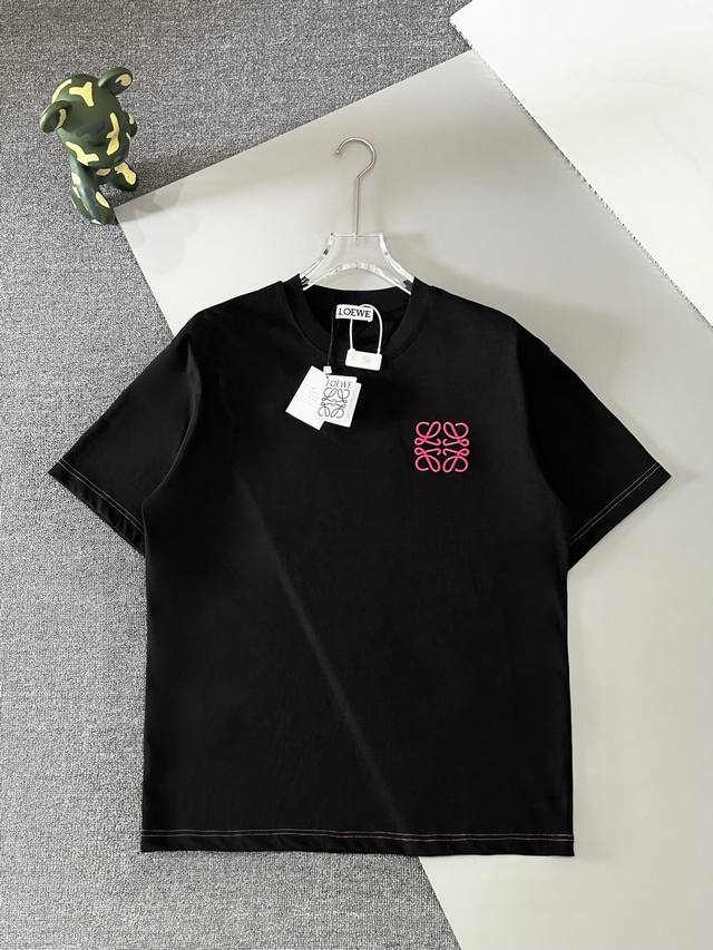 高品质 Loewe罗意威2024Ss最新款 Logo刺绣凸出设计效果，配上冚出粉红色线条让整件衣服显得格外优雅时尚。圆领短袖t恤上身效果 面料# 280G厚克重