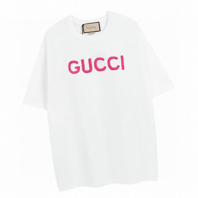 古驰 Gucci 夏季新款，立体粉色字母刺绣圆领短袖t恤，克重280G，舒适透气柔软不易变形，前片标志采用进口线刺绣，精密网版，立体感好，男女同款。 Color - 点击图像关闭