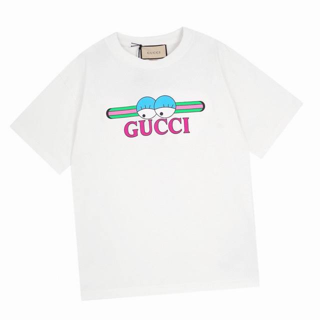 古驰 Gucci 夏季新品 卡通眼睛印花圆领短袖t恤 采用24S特纺紧密棉面料，克重240G，伦敦艺术家兼插画师hattiestewart的创意设计。采用24支