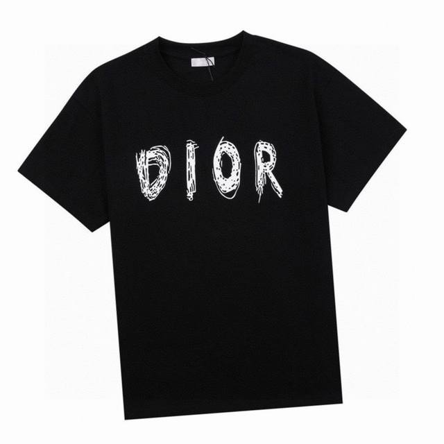 迪奥 Dior 夏季新款高端品质 经典字母印花圆领短袖t恤，采用定制定染高克重面料，洗水完高达280G纯棉双纱面料，面料柔软舒适且不变形，宽松oversize版