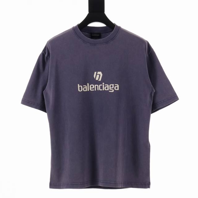 Balenciaga 巴黎世家blcg Sport Icon电竞字母洗水短袖t恤 这款t恤着以电竞风格的品牌新标识，前面以图标+字母形式跃然眼前，简约的同时兼具