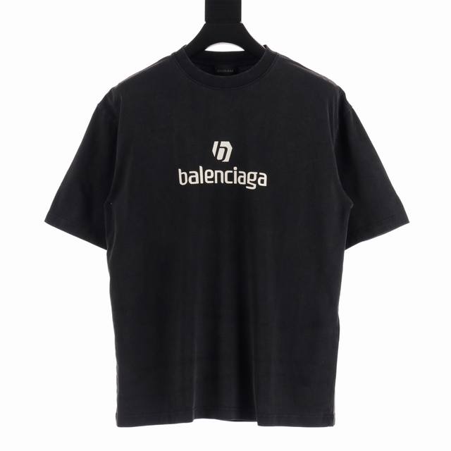 Balenciaga 巴黎世家blcg Sport Icon电竞字母洗水短袖t恤 这款t恤着以电竞风格的品牌新标识，前面以图标+字母形式跃然眼前，简约的同时兼具