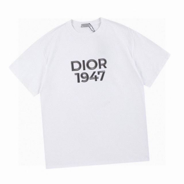迪奥 Dior 夏季新款高端品质 经典1947图案字母饱满绣花圆领短袖t恤，采用定制定染高克重面料，洗水完高达280G纯棉双纱面料，面料柔软舒适且不变形，宽松o