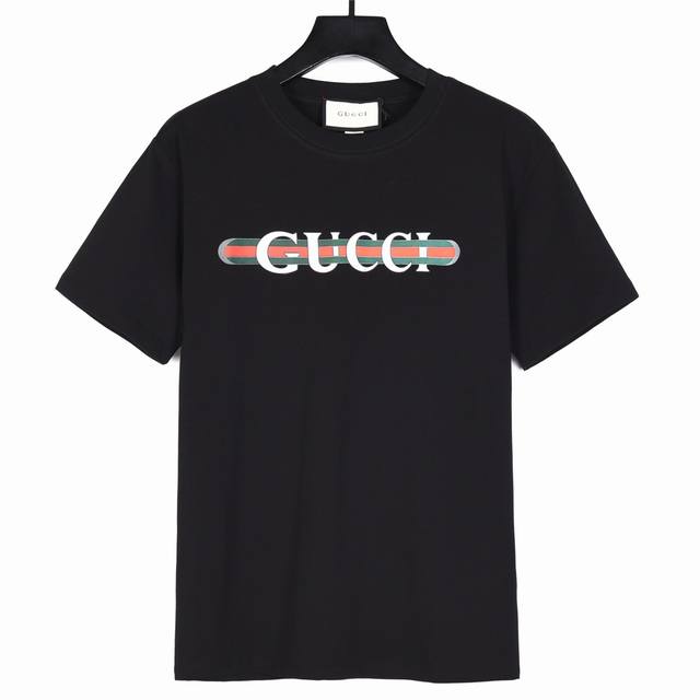 上新 Gucci 古驰 24Ss 新款新腰带字母印花短袖， 采用24S特纺紧密棉面料，克重185G，伦敦艺术家兼插画师hattiestewart的创意设计。 采