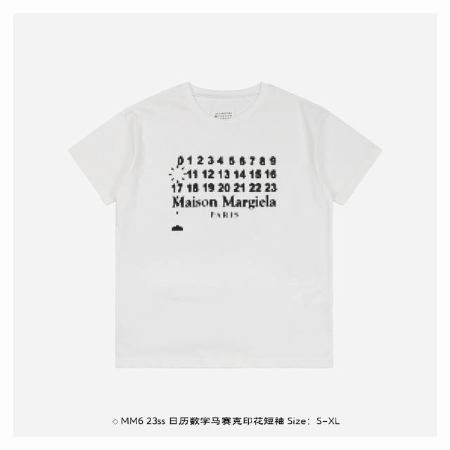 Martin Margiela 马吉拉 23Ss 日历数字马赛克印花短袖 自从去年在成都太古里开了首家咖啡店后，又陆续在上海和深圳等地开启了咖啡为主题的品牌展示 - 点击图像关闭