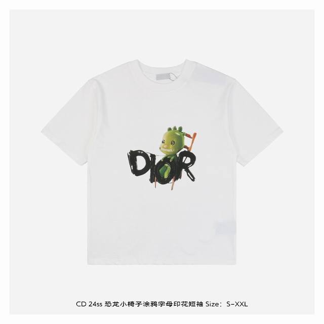 Dior 迪奥 24Ss 恐龙小椅子涂鸦字母印花短袖 面料采用230克重精梳棉，定制32支1*1螺纹，成衣两遍水洗处理，面料舒适亲肤无异感，定制定染面料，纺织密 - 点击图像关闭