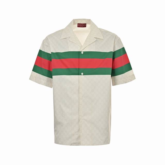 Gucci 古驰 24Ss 满印提花1921红绿横条短袖衬衫 这款单品出自gucci Lido系列，设计灵感源自意大利海岸的夏日风情和海滩俱乐部。早秋系列聚焦基