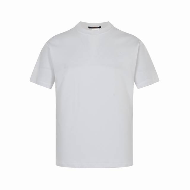 Louis Vuitton 路易威登 经典胸口刺绣小标短袖 非常简洁，高级的一款基础款体恤，衣服整体没有大的印花图案，Logo，仅在胸口点缀一个lv刺绣小标，设