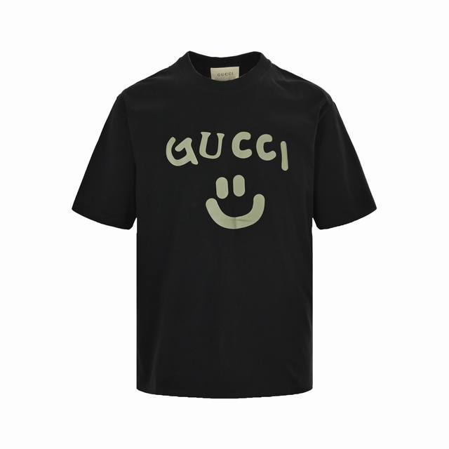 Gucci 古驰 22Ss 笑脸印花短袖 选用客供定制针织 %纯棉面打造,面料手感细腻，厚实有质感的纯棉布 高密度的机织工艺，如棉絮般柔紧致舒适，有挺括感，上身