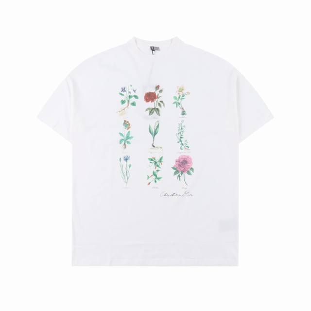 Dior 迪奥 24Ss 植物花卉标本印花短袖 这款 T 恤饰以精致的花朵印花，致敬植物之美。采用白色棉质平纹针织面料精心制作，胸前饰以绘画风格 Christi