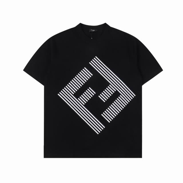 Fendi 芬迪24Ss新款双f字母印花短袖t恤 采用高质量面料制作而成，无论是日常穿搭还是参加派对，都能展示出您的时尚品味和个性。这款短袖具有舒适的剪裁和休闲