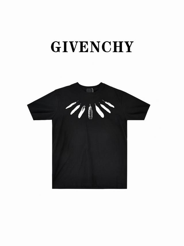 Givenchy 纪梵希24Ss新款领口羽毛标志短袖t恤 客供定制面料，贴身体感非常舒适，标志logo图案压胶工艺设计，大牌感十足。 最新时尚宽松版型超级百搭好
