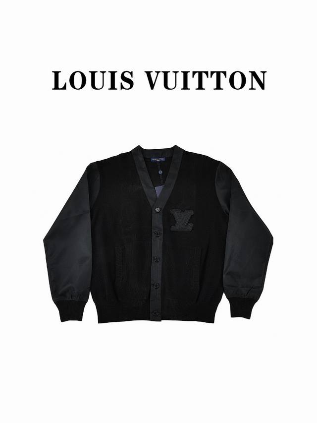 Louis Vuitton路易威登2023Fw字母章仔刺绣拼接梭织针织开衫 本款开衫聚焦当季沙漠机车主题，拼接棉质针织衣身、科技锦纶衣袖和纽扣前襟，再为胸前点缀