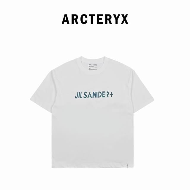Arcteryx始祖鸟#Arc24Ss胸前康丽数码印花 Logo短袖t恤 采用60支双股260G全棉双纱精梳面料。上身透气，绝不起球，手感柔软舒适，全衣平车走线