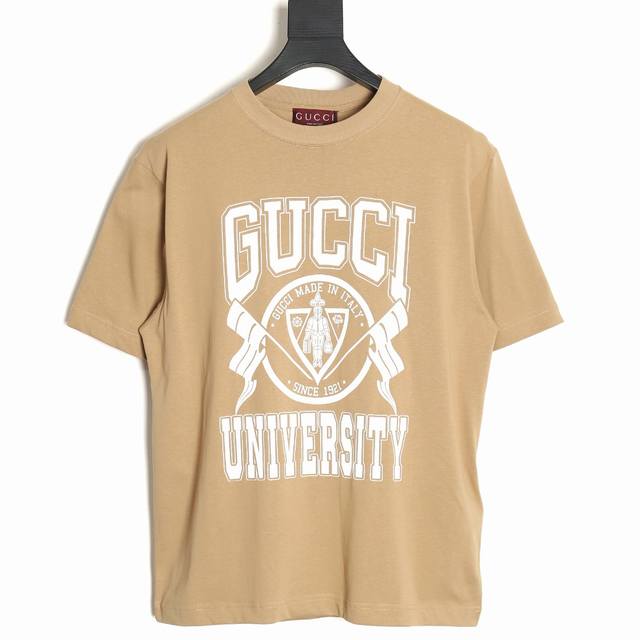 Gucci 古驰 Guc 大学校徽印花圆领短袖t恤 原 4,400购买， 重磅毛毡针织棉、“Gu University”印花、圆领直身版型、新款红色辅料重磅毛毡 - 点击图像关闭