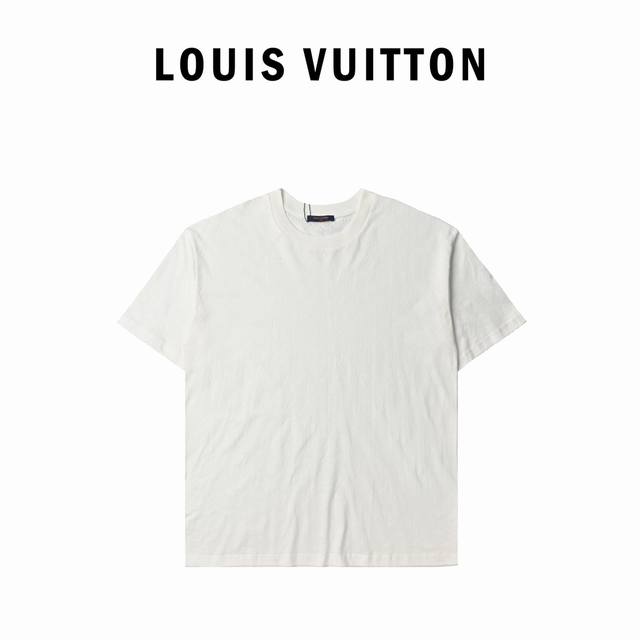 Louis Vuitton路易威登剪毛满印提花棉质短袖t恤 是一种结合了剪毛工艺和提花技术的棉质t恤。通过剪毛工艺处理，使表面呈现出细腻柔软的质感提花技术则通过