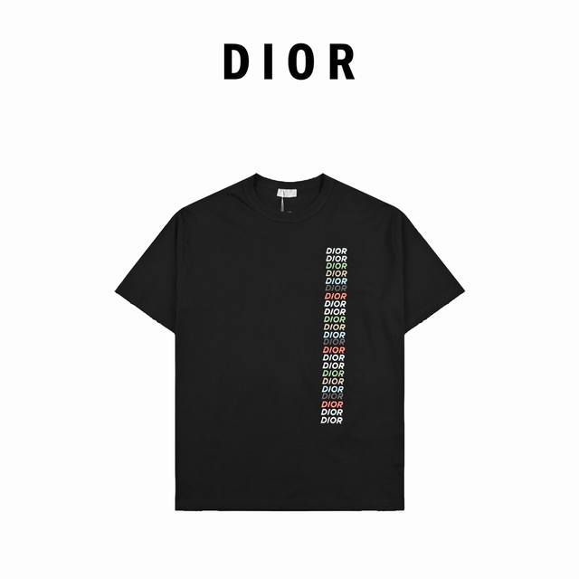 Dior迪奥早春新款彩虹斜字母logo字母t恤 这款t 恤是二零二四春季新品，饰以multi 标志，以生动的斜体字图案重复品牌名称。采用纯色棉质竹节平纹针织面料