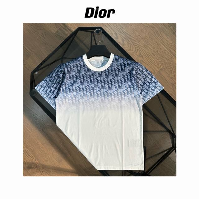 上衣 短裤 迪奥 Dior 2024夏季新款渐变老花满印圆领短袖t恤 Dior老花满印短袖，渐变设计淋漓的表现出清爽时尚，满眼迪奥范儿，男女可穿。 尺码：Xs.