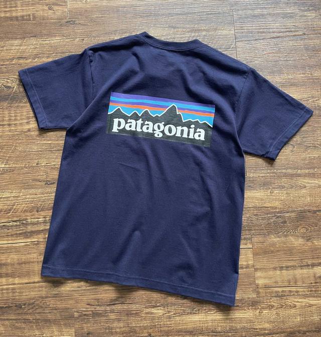 上新 ！近年被大家热捧的一个山系户外品牌短袖！！！ 经典款中的经典，巴塔哥尼亚 Patagonia彩色海浪m‘S P-6 Logo Responsibili -