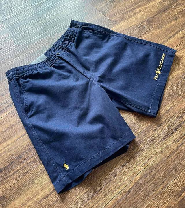 上新 Polo Ralph Lauren X Beams Chino Shorts刺绣休闲短裤！！ 高密纯棉斜纹面料打造。成衣水洗工艺！！ 采用海军蓝与金色，彰
