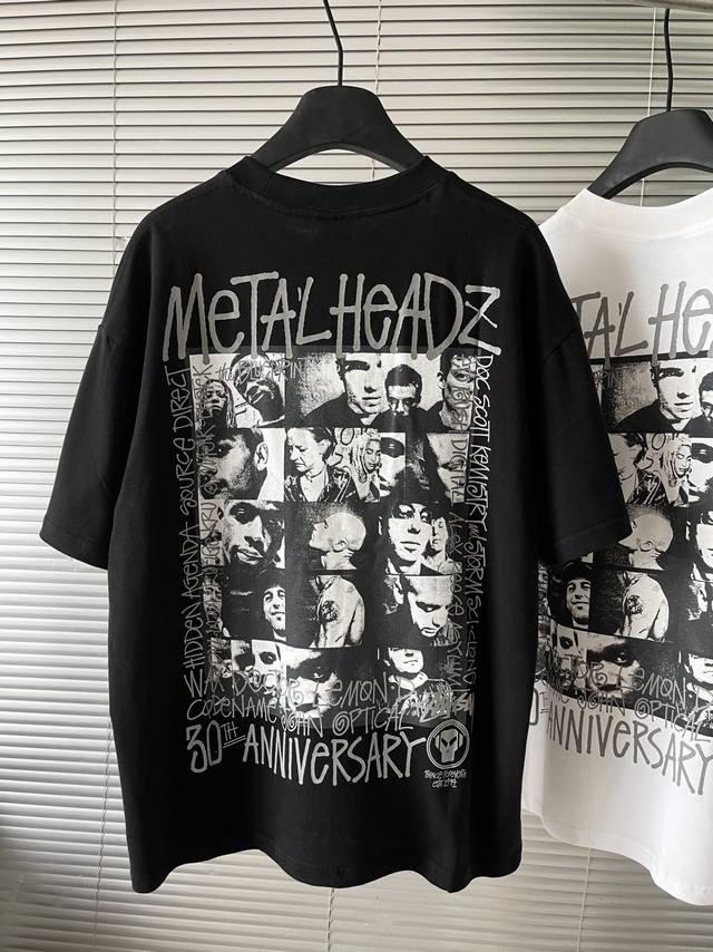 上新 Stussy × Metalheadz30周年纪念联名款胸前logo人物印花图案短袖t恤男女同款！！！ 为纪念metalheadz成立三十周年，Stuss