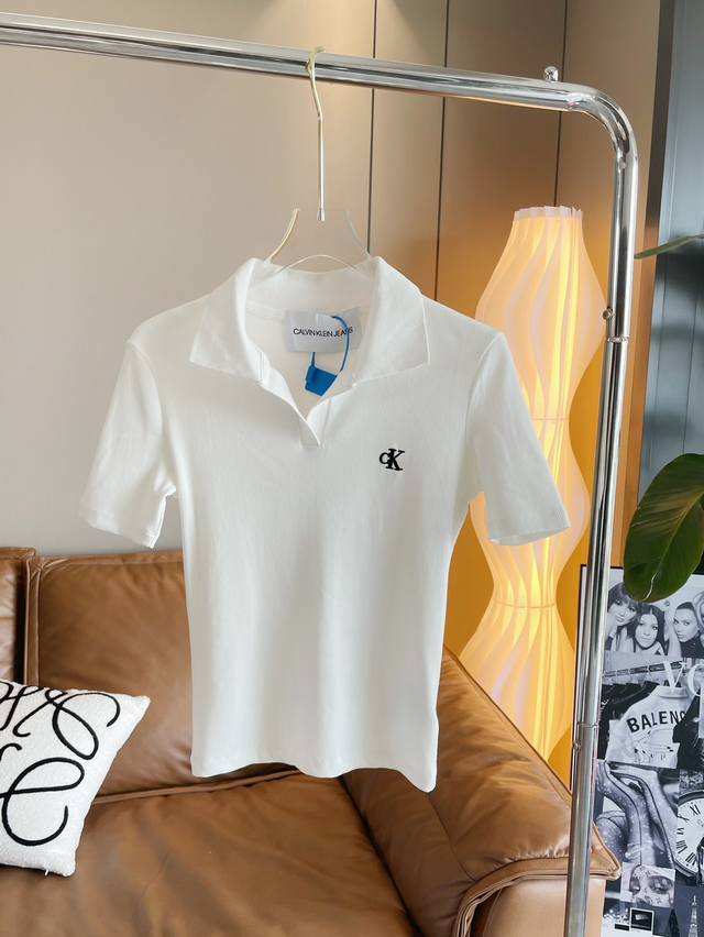 特价 ，不退换，不,剩m2L2 品名：Calvin K* 新款简约刺绣polo翻领修身短袖 尺码：S.M.L 颜色：白色 这件小polo衫，我不信你们会不喜欢。