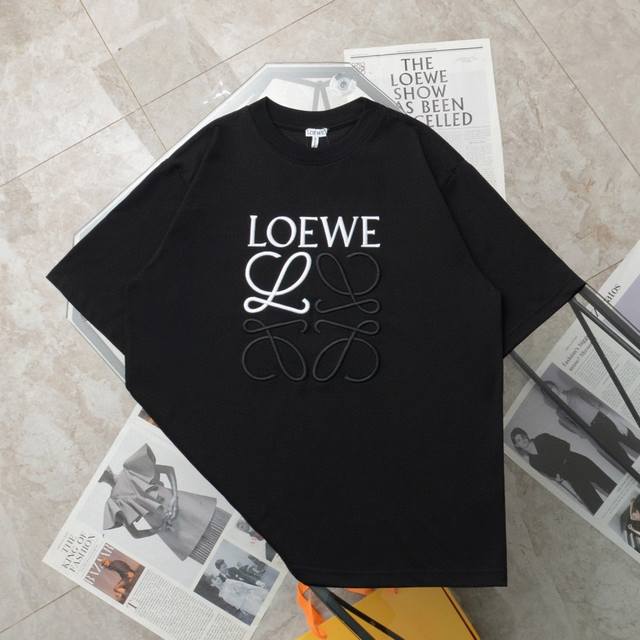 降价发 纯原臻品 顶级复刻 - Loewe 罗意威 新款胸口两色刺绣大logo休闲圆领短袖t恤 - 货号：368012 - 颜色：黑色 白色 - Loewe罗意