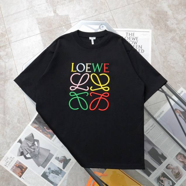 降价发 纯原臻品 顶级复刻 Loewe 罗意威新款彩色字母logo刺绣休闲圆领短袖t恤 - 颜色：黑色 白色 - Loewe罗意威创立于1846年的奢华皮具品牌 - 点击图像关闭