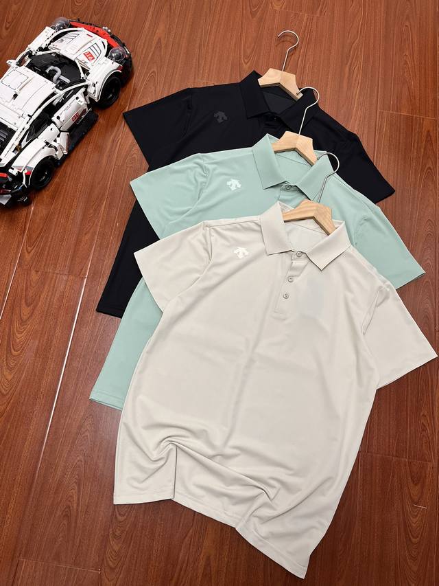 新款 Descente迪桑特dualis系列都市通勤男士短袖polo衫。这款polo衫采用速干网眼布，清爽透气，让你在炎炎夏日中保持舒适。 品质是descent