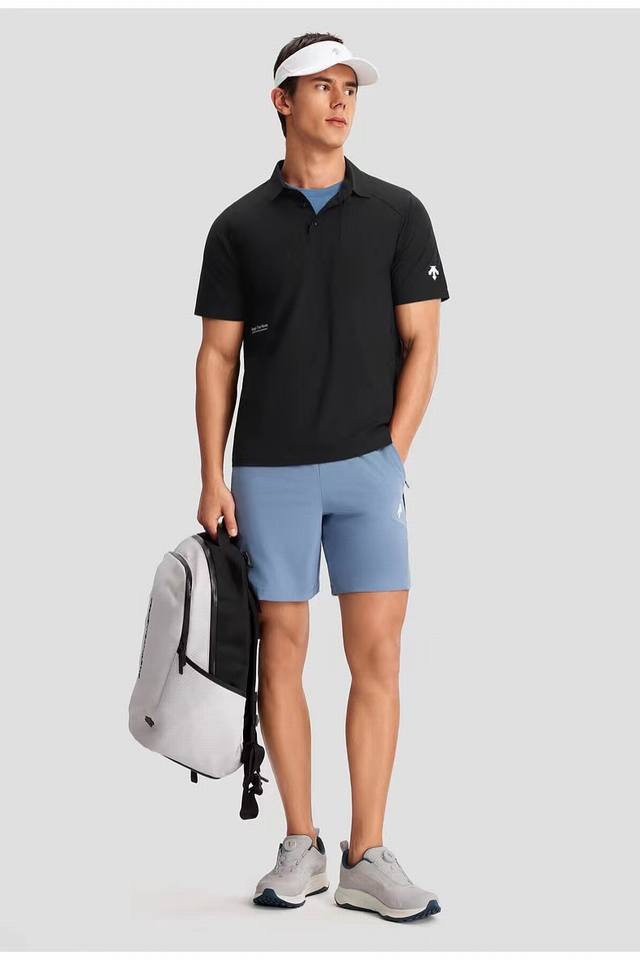 Descente 迪桑特运动健身系列男士短袖polo衫夏季新品 适合夏季穿着的运动短袖polo衫。采用经典tricot面料制作，布面顺滑挺阔，横条肌理，同时具有