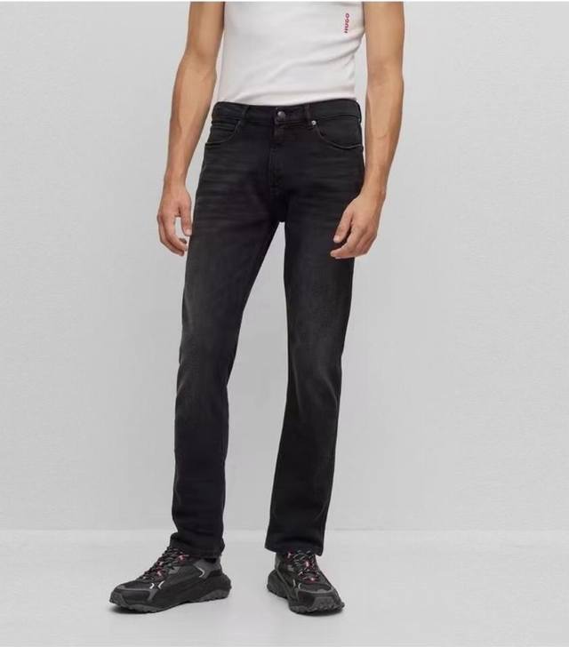 上新 Hugo Boss男士2023秋冬黑色羊绒质感牛仔布修身牛仔裤，修身中腰版型选用牛仔布有着羊绒般触感，弹性极佳，需要一条高级牛仔长裤的看过来。秋冬新品系列