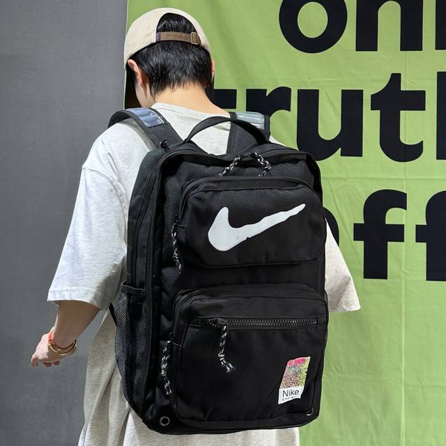 Nike耐克气垫款工装大钩系列双肩包学生书包男女同款。 包包非常厚实。 设计多个超大储物空间 主仓拉链可拉到底部两面可以完全展开内置储物袋。 背起来也非常的好看