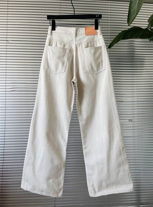上新 ！Ac23爆款 直筒阔腿破洞牛仔裤，官方品名 Split White 客供日本进口环保原胚牛仔面料，经过环保染料和复杂的套色工艺处理，最终才能呈现出柔和复
