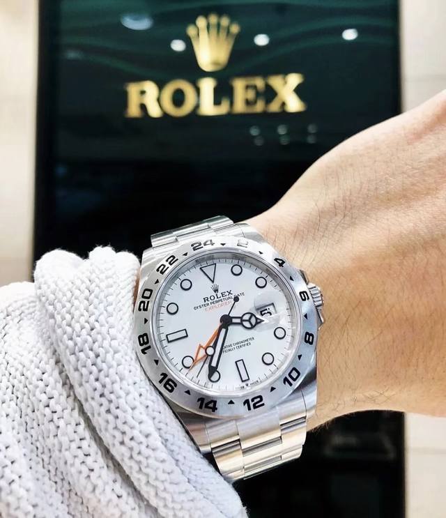 Rolex 劳力士探险家型Ⅱ系列男女情侣款高级腕表，白盘，劳力士探险家自动机械表，六点钟位置玻璃上有劳力士皇冠防伪标，手表内圈有一圈rolex字母防伪标。表盘4 - 点击图像关闭