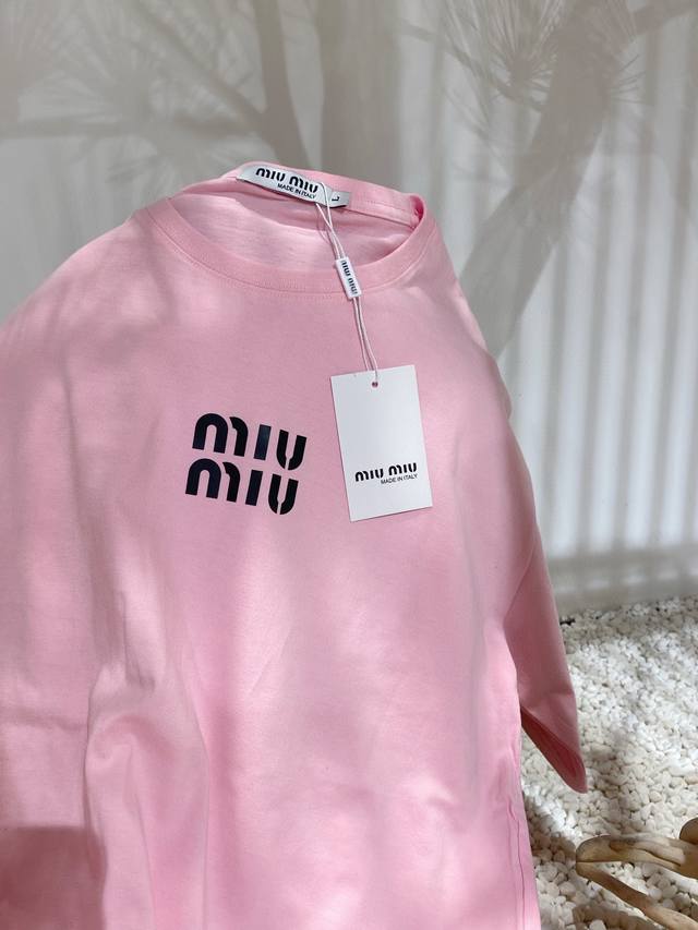 Miumiu缪缪 纯棉直筒字母印花t恤短袖情侣款 Color: 粉色 Size: M-Xl M 肩宽49 胸围114 衣长70 Cm L 肩宽 胸围118 衣长 - 点击图像关闭