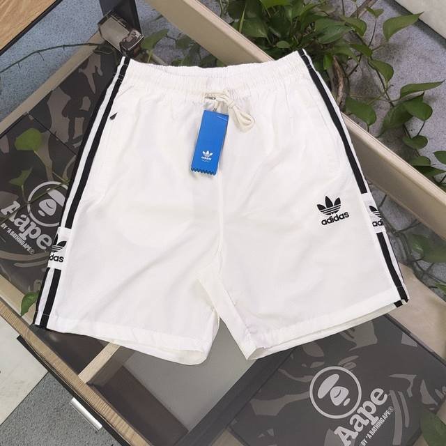 上新 款号：Dg8110 2024新款adidas阿迪达斯拆修三叶草莲花图案绣花侧边三道杠休闲情侣梭织速干短裤五分裤，高弹透气，速干抗皱！不紧绷！休闲运动必不可 - 点击图像关闭