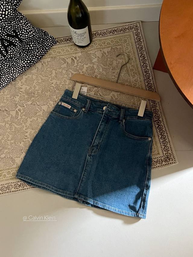 Calvin Klein Jeans Ck定制字母皮牌布标定制五金配件jennie同款复古美式极简风牛仔半身裙 款号：24673105747 颜色：蓝色 尺码：