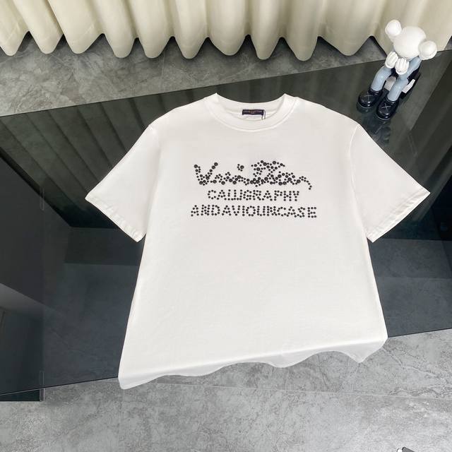 Louis Vuitton 路易威登秀场珍珠烫钻大logo圆领短袖t恤 款号：6328L13 面料: 280重磅纯棉，随意对比 采用特定重磅32S精棉平纹针织面